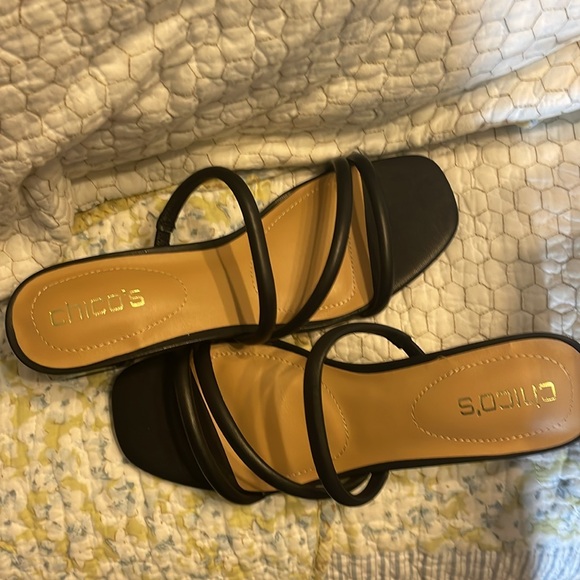 CHICO’S Black strapping sandal with black lucite square heel - Picture 2 of 8